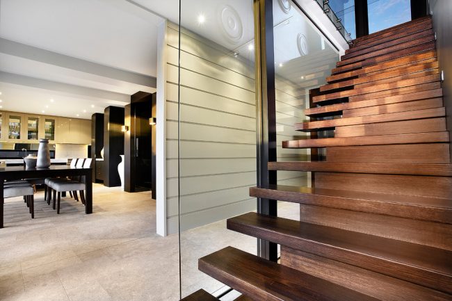 Лестница даже в небольшом одноэтажном доме с мансардой должна быть удобной и практичной