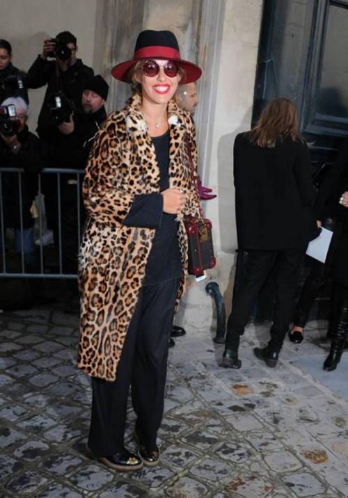 Ксения Собчак на показ Dior в рамках Недели моды в Париже надела все лучшее сразу - и шляпу, и круглые солнечные очки, и леопардовое пальто, и туфли Prada, украшенные бабочками.