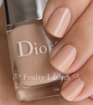 Светлый цвет лака для ногтей от Dior