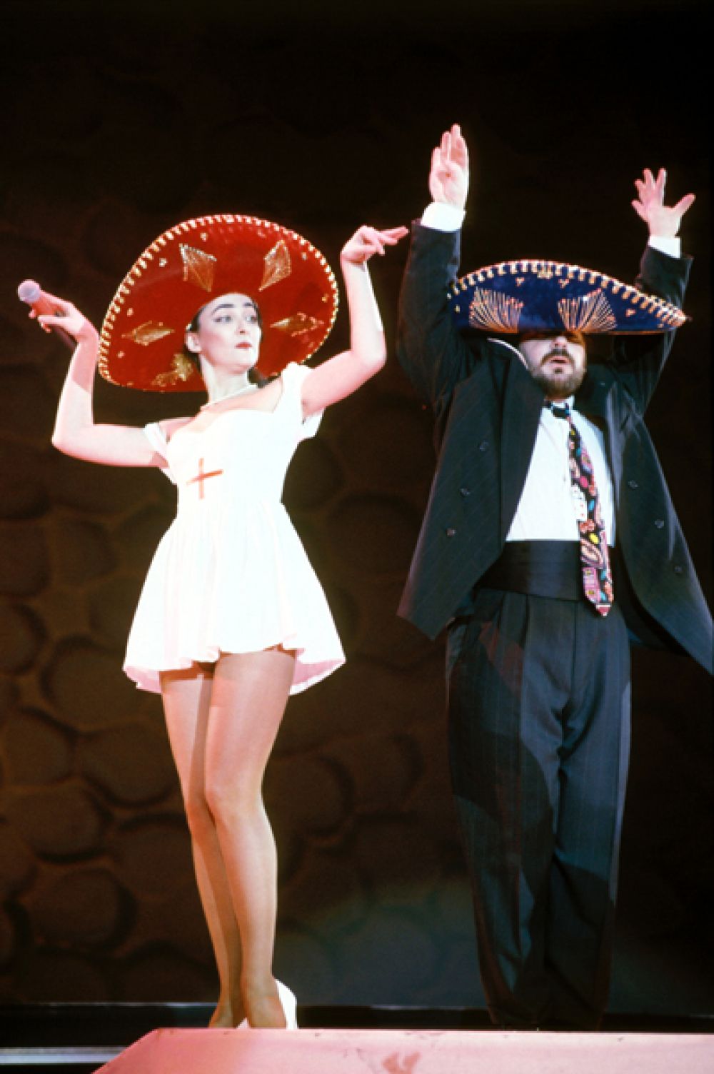 Кабаре-дуэт «Академия» — Лолита Милявская и Александр Цекало —выступают на «Рождественских встречах» Аллы Пугачевой, 1992 год.