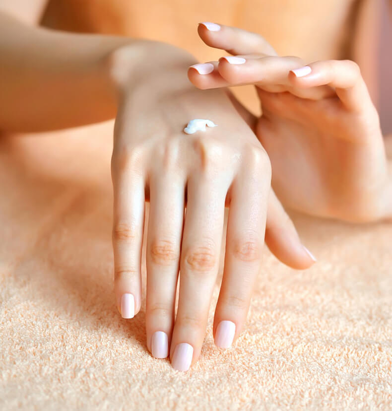 Нанесение крема на кожу рук