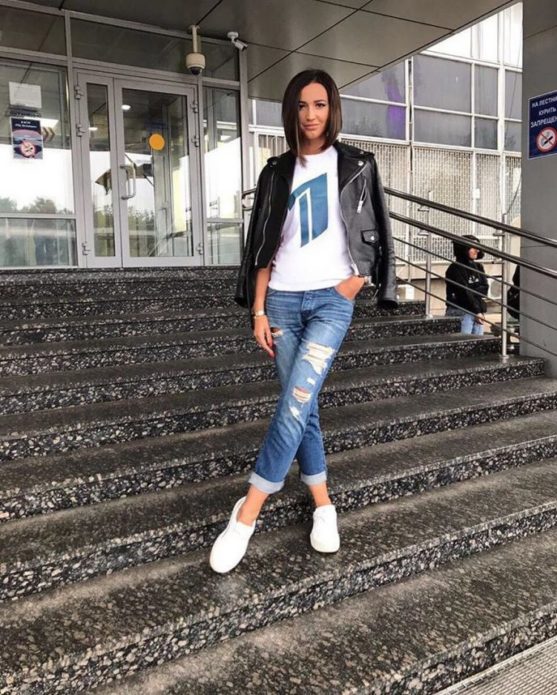Ольга Бузова в футболке с косухой, джинсах и кедах