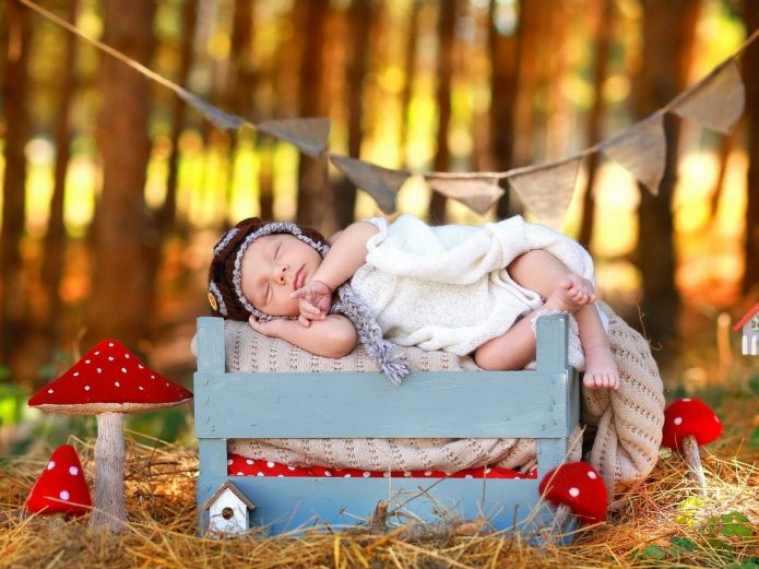 спящий малыш, игрушечные мухоморы, осень