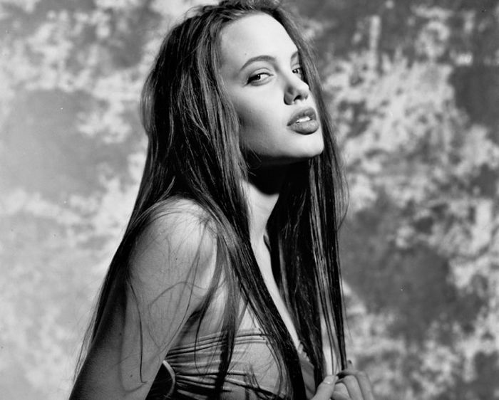 Факты о бурной молодости Анджелины Джоли (15 фото)