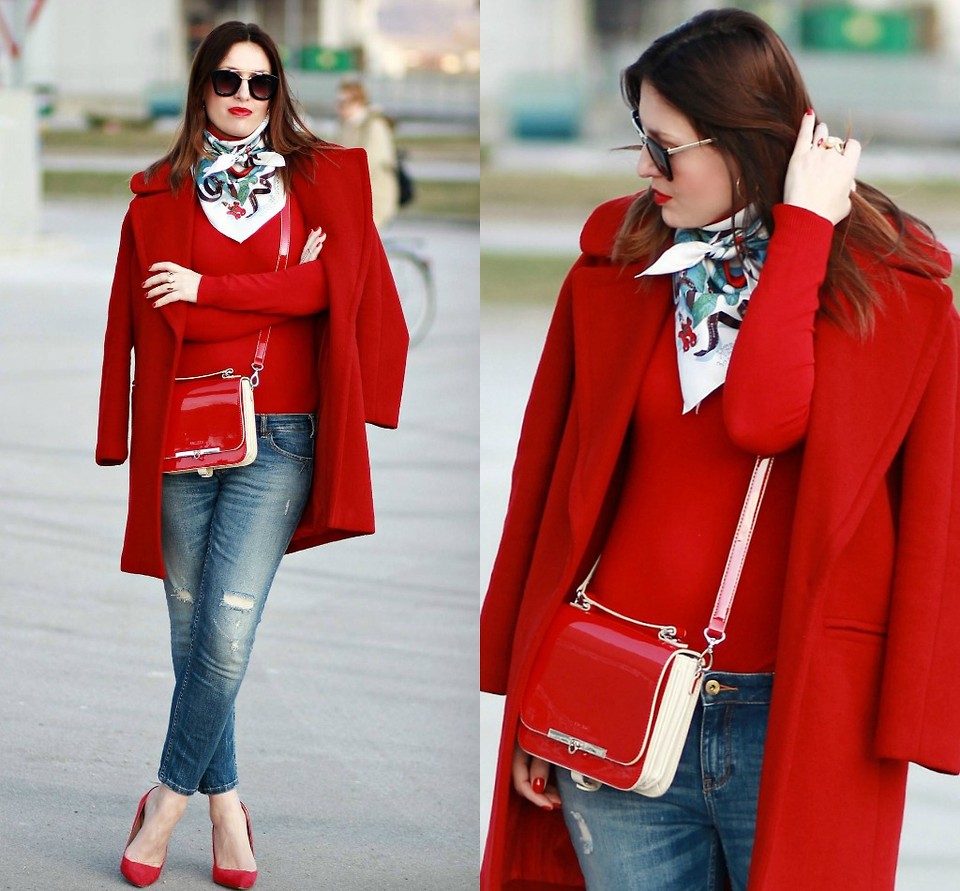 Красное пальто с джинсами, красной кофтой и туфлями