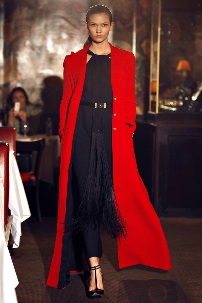 Длинное красное пальто