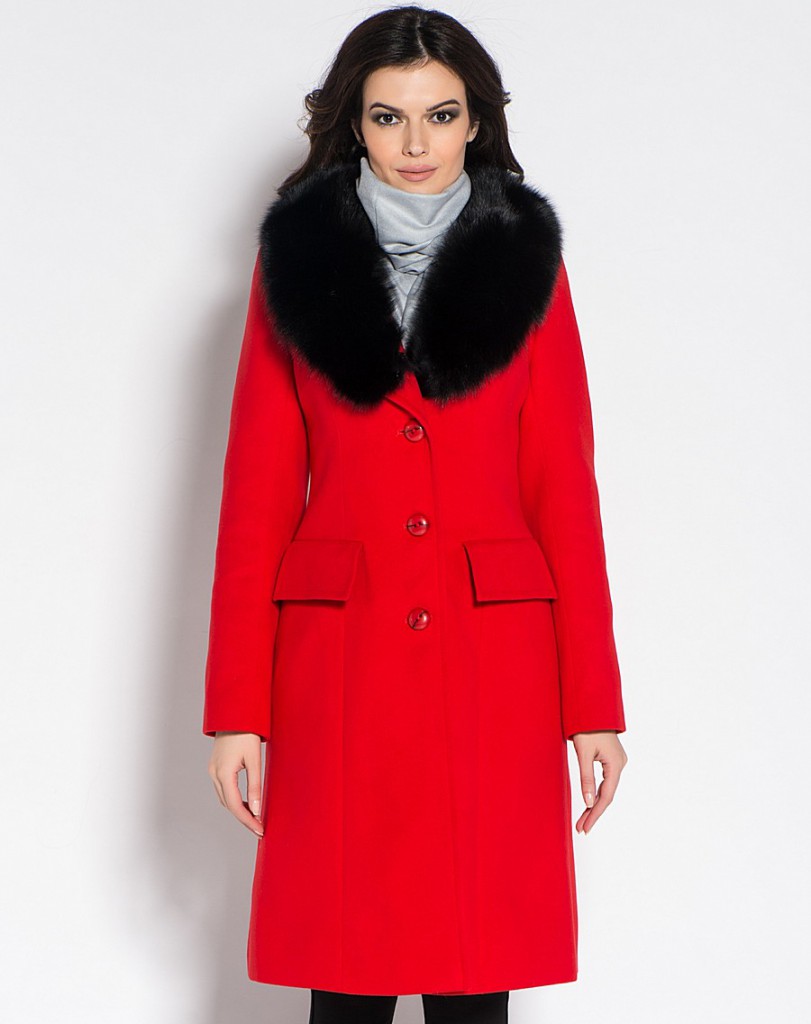Зимнее пальто красного цвета с мехом