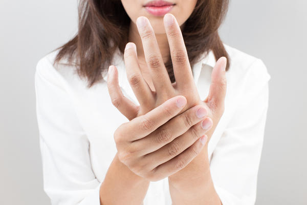 Надавливание на точку, расположенную между большим и указательным пальцами, помогает уменьшить болевые ощущения