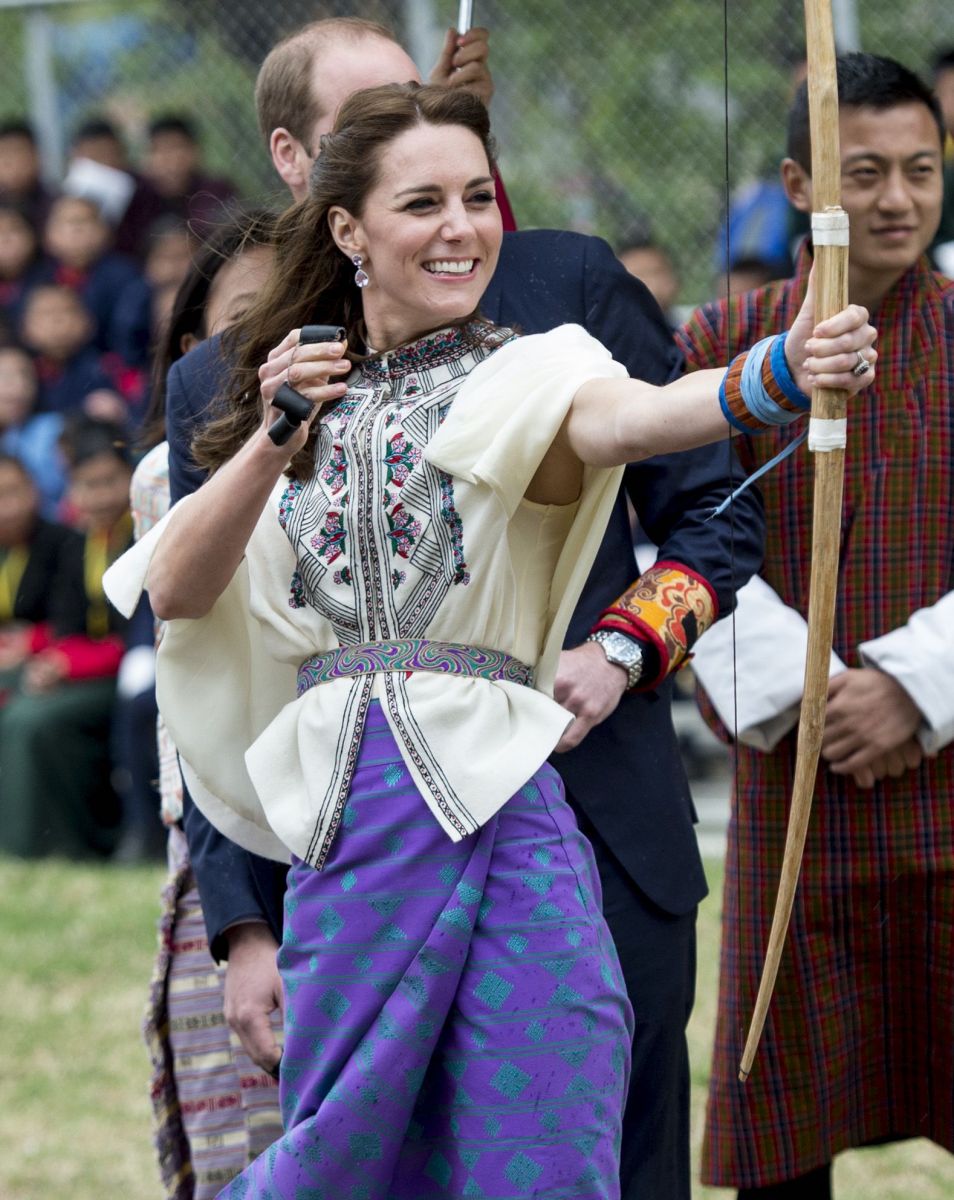 Первый день в Бутане: Кейт Миддлтон, как суперзвезда, сменила три роскошных наряда