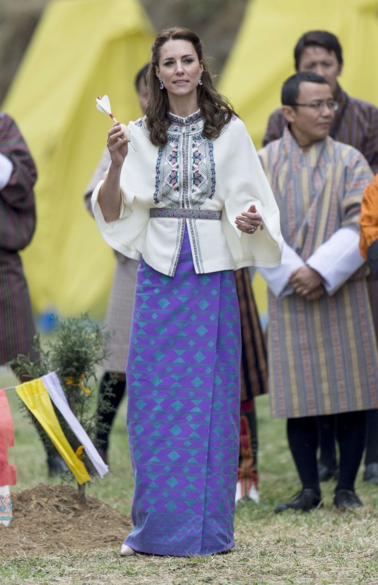 Первый день в Бутане: Кейт Миддлтон, как суперзвезда, сменила три роскошных наряда
