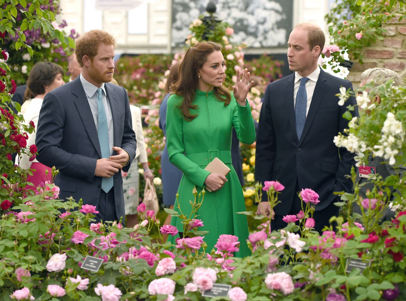 Герцогиня в цветах: Кейт Миддлтон в изумрудно-зеленом наряде Catherine Walker посетила Chelsea Flower Show