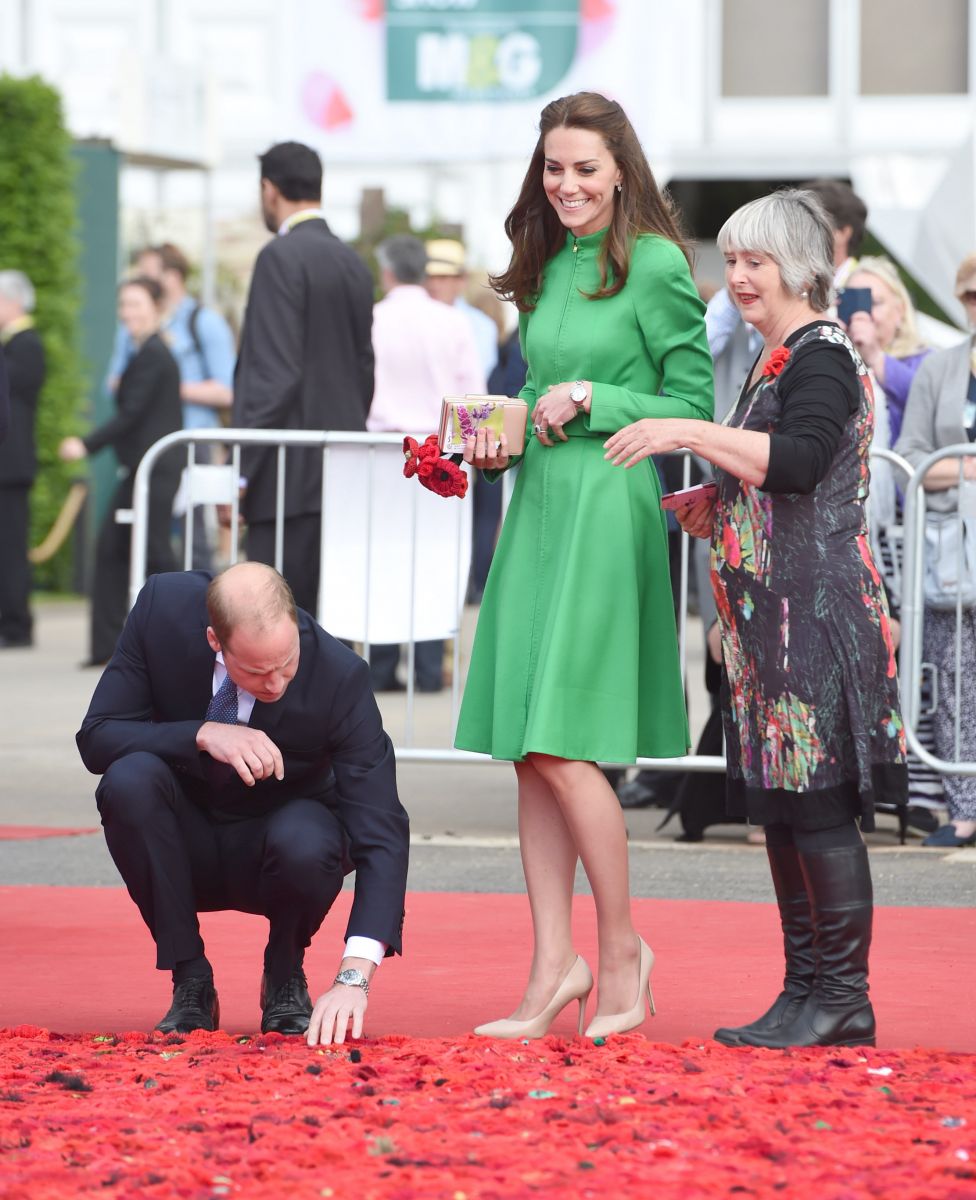 Герцогиня в цветах: Кейт Миддлтон в изумрудно-зеленом наряде Catherine Walker посетила Chelsea Flower Show