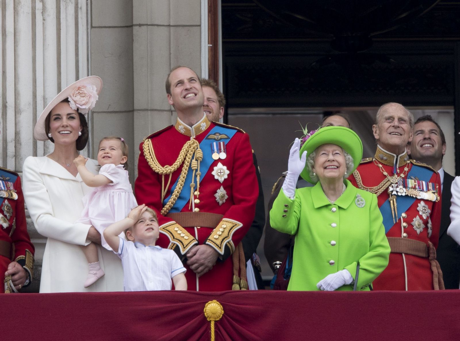 Образ дня: Кейт Миддлтон в пальто Alexander McQueen на параде в честь 90-летия Елизаветы II
