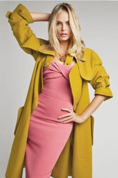 желтое пальто и розовое платье