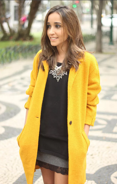 желтое пальто и черное платье