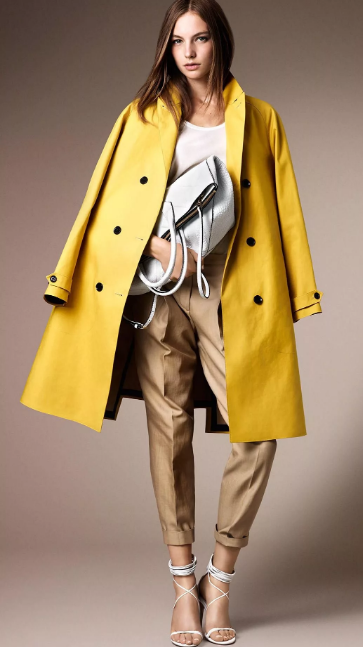 желтое пальто и бежевые брюки