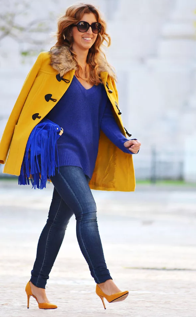 желтое пальто и синий в одежде