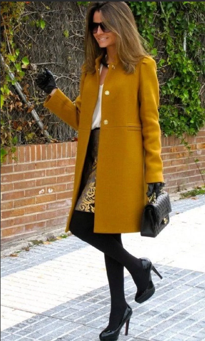 желтое пальто и яркая юбка перчатки черные