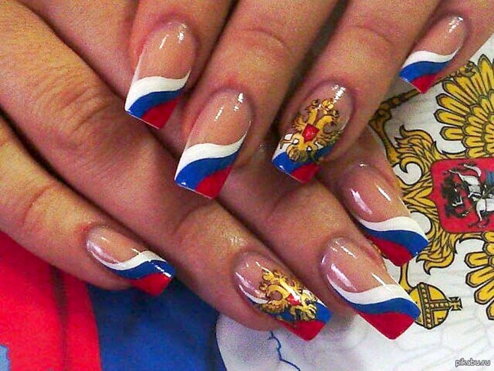Патриотический маникюр с флагом России и двуглавым орлом