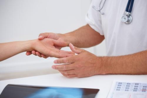 Заусенцы на пальцах: причины появления и лечение