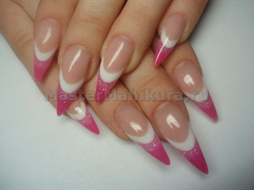 Розовый дизайн на  острых ногтях