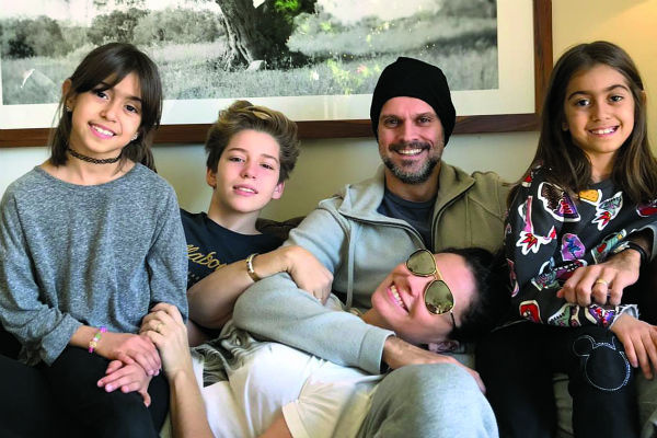 Кроме Пьетро, сына от Бенисио, Джованна  Антонелли и ее муж-режиссер воспитывают  дочерей-близняшек