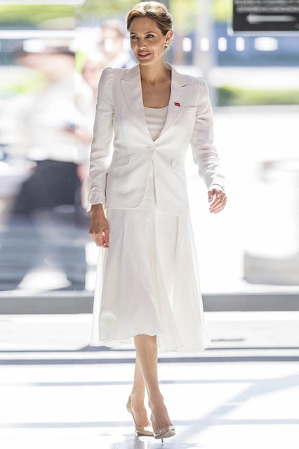 Анджелина Джоли в белом платье и пиджаке
