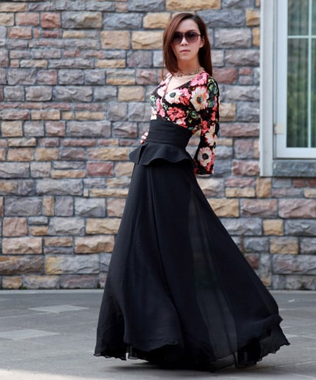 девушка в черной юбке и цветочной блузке