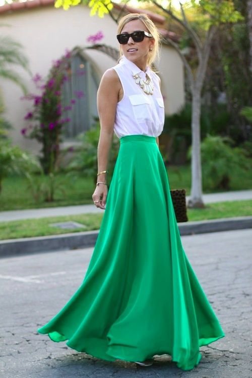 девушка в длинной зеленой юбке и белой рубашке