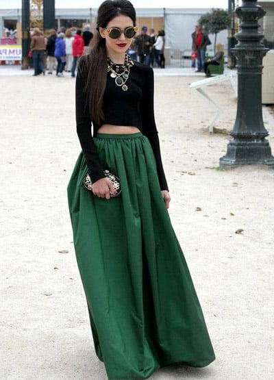 девушка в длинной зеленой юбке и укороченной черной кофте