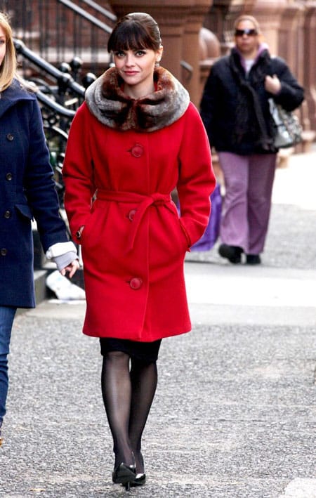 Девушка в красном пальто с воротником