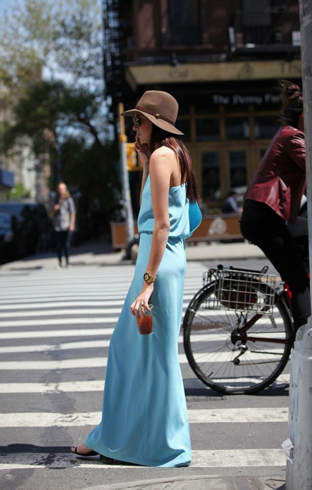 Девушка в голубом сарафане и шляпе
