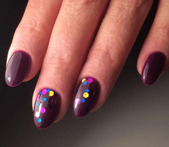 Фиолетовый маникюр с конфетти