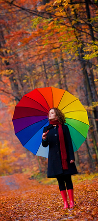 Красивые фото девушек осенью со спины с зонтом (12)