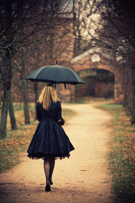 Красивые фото девушек осенью со спины с зонтом (15)