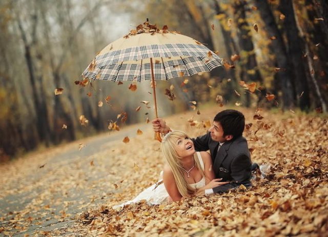 Красивые фото девушек осенью со спины с зонтом (19)
