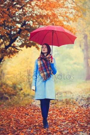 Красивые фото девушек осенью со спины с зонтом (2)