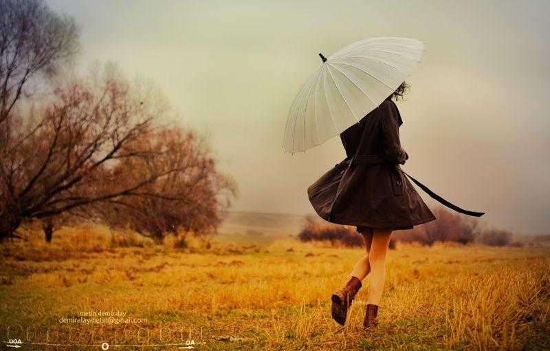 Красивые фото девушек осенью со спины с зонтом (3)