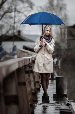 Красивые фото девушек осенью со спины с зонтом (9)