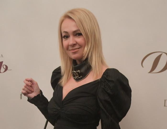 Рудковская в черном платье и диадеме вышла на лед в свой день рождения