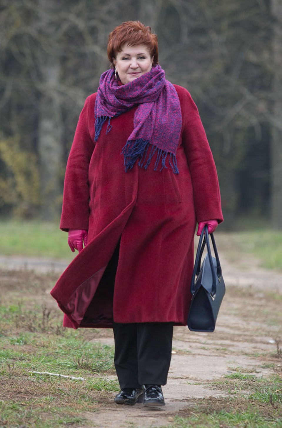 К розово-синему шарфу стилист подобрала розовые перчатки и синюю сумку. Фото: Павел МАРТИНЧИК