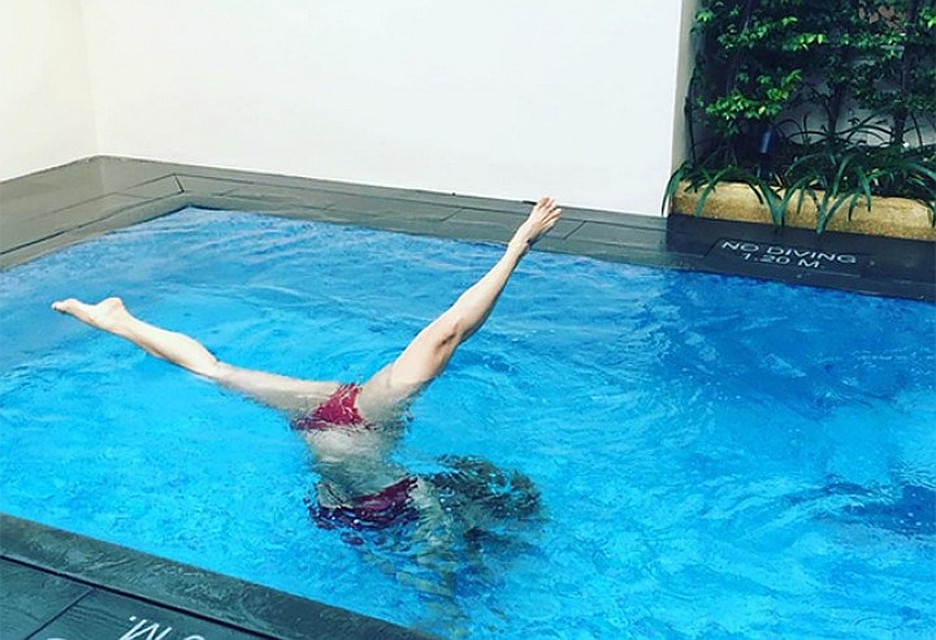 Анна Семенович делает шпагат в бассейне. Фото: Инстаграм. 