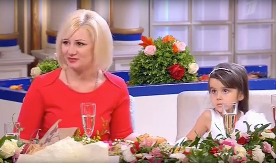 Валентина рассказала о новой жизни после "Давай поженимся!". На фото с дочерью Сергея. Фото: кадр из программы. 