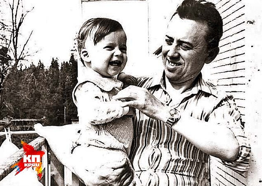 На фото - Максим с отцом, генерал-полковником Александром Александровичем Галкиным. Фото: СОЦСЕТИ