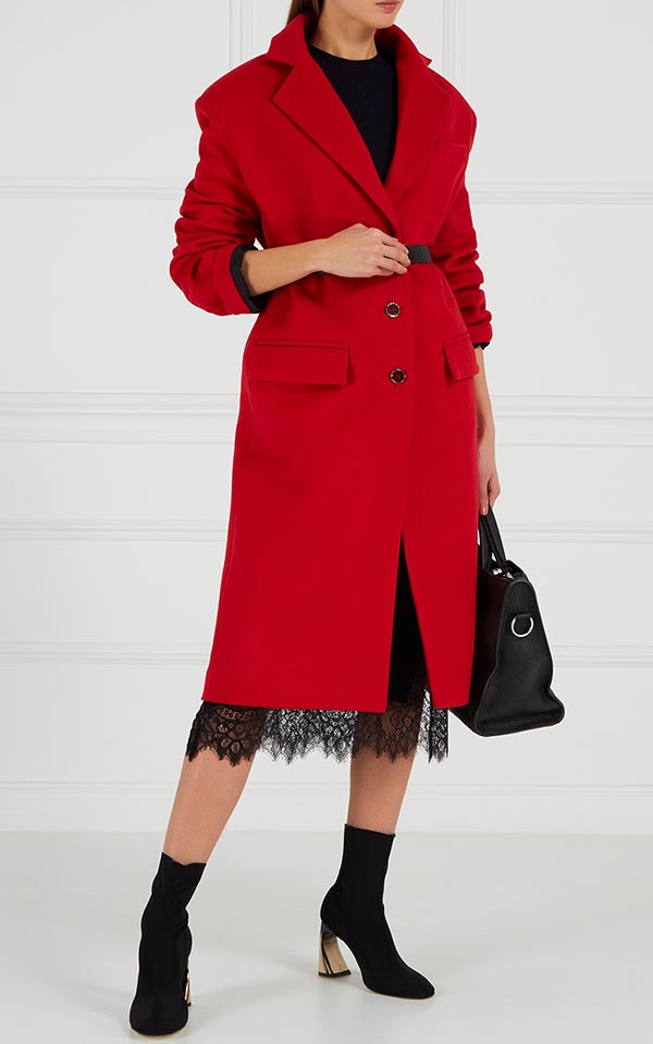 образ с красным пальто и кружевной юбкой