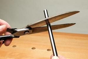Металлический способ точить ножницы