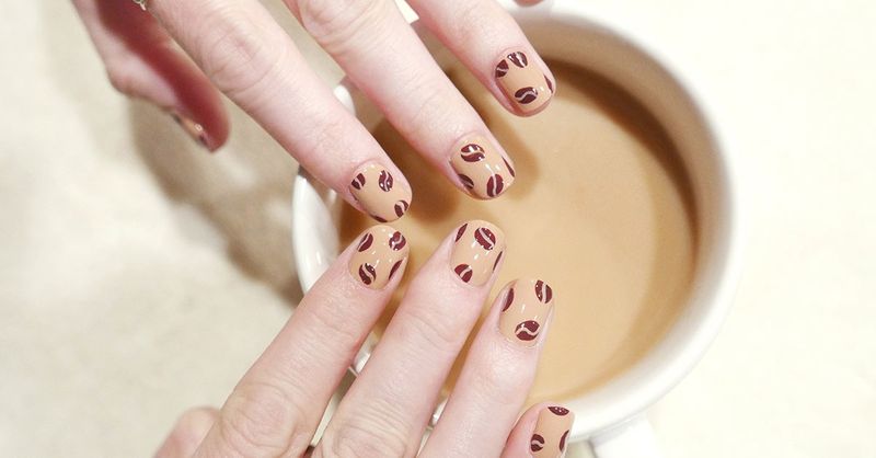 Кофейные зерна на ногтях