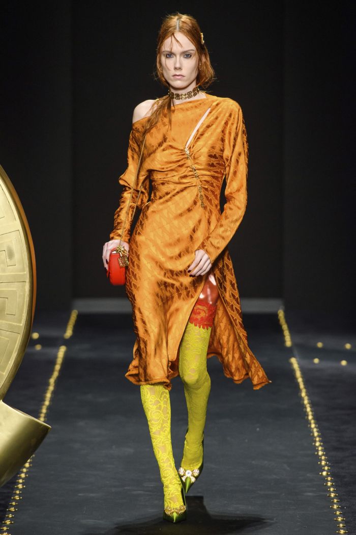 С чем носить оранжевое платье. Образ из новой коллекции Versace