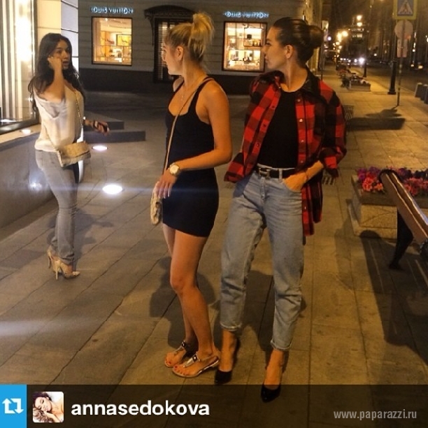 Наташа Рудова помогает Анне Седоковой продавать одежду