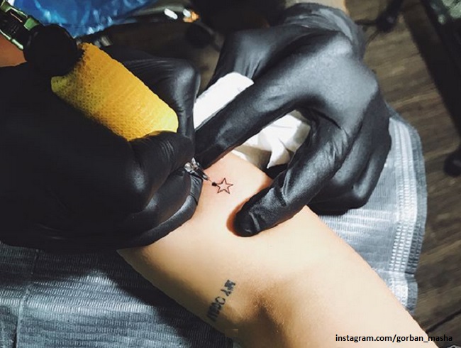 Мария Горбань делает татуировку на Бали